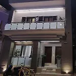 Rika's Luxury Seaside Апартаменти *